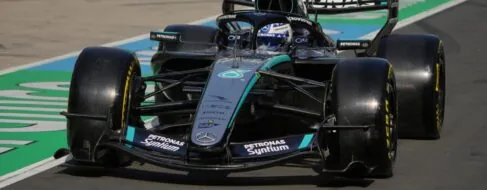 Mercedes arrasa en otro espectáculo lamentable para Alonso y Sainz