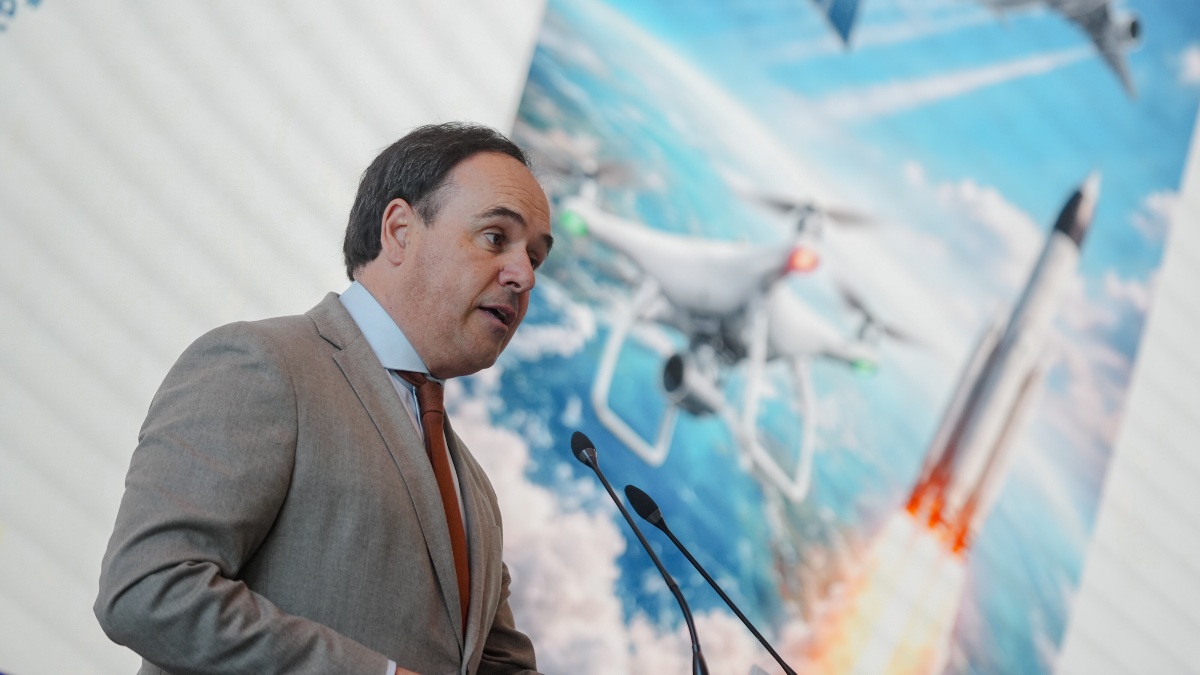 Pérez Llorca niega trato de favor a su pareja y denuncia la política «rastrera y machista»