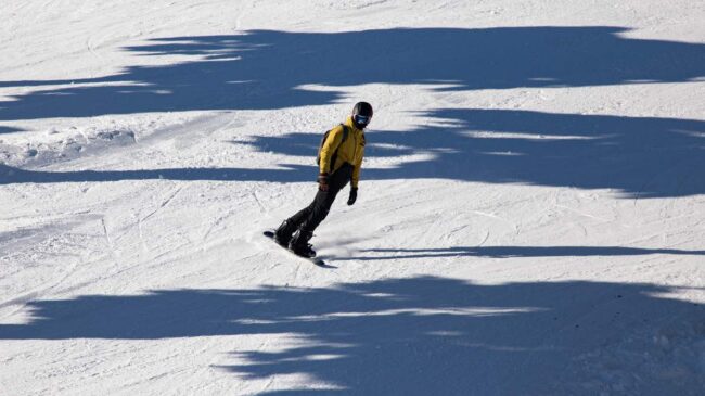 Ayuso acusa a Pedro Sánchez de perjudicar con el cierre de pistas en Navacerrada