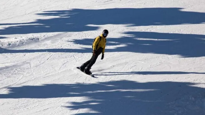Ayuso acusa a Pedro Sánchez de perjudicar con el cierre de pistas en Navacerrada