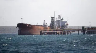 Un petrolero ruso con 100.000 toneladas de crudo llega a Cuba pese al bloqueo de Trump