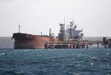 Un petrolero ruso con 100.000 toneladas de crudo arriba en Cuba pese al bloqueo de Trump