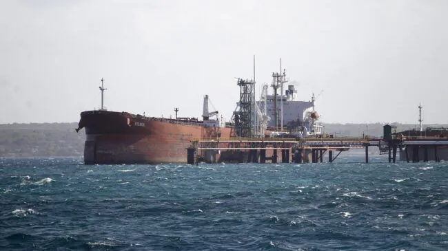 Un petrolero ruso con 100.000 toneladas de crudo arriba en Cuba pese al bloqueo de Trump