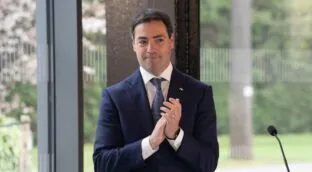 Pradales pide a Sánchez eliminar el impuesto a la generación eléctrica y reducir el IVA de la luz