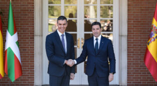 Sánchez 'cede' al PNV los aeropuertos del País Vasco y Pradales le exige el 'Guernica'