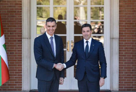 Sánchez 'cede' al PNV los aeropuertos del País Vasco y Pradales le exige el 'Guernica'
