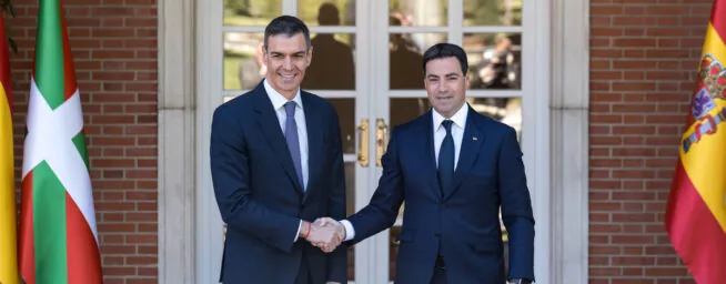 Sánchez 'cede' al PNV los aeropuertos del País Vasco y Pradales le exige el 'Guernica'