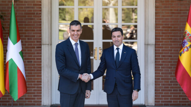 Sánchez 'cede' al PNV los aeropuertos del País Vasco y Pradales le exige el 'Guernica'