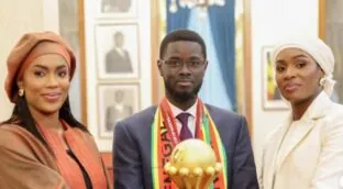 Senegal, que condena la homosexualidad con un presidente bígamo, destino de dinero público