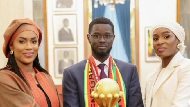 Senegal, que condena la homosexualidad con un presidente bígamo, destino de dinero público