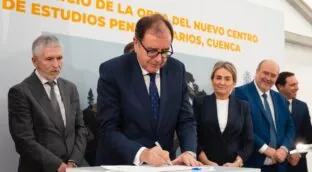 El Ministerio del Interior utiliza una treta para contratar médicos 'ilegales' en las cárceles