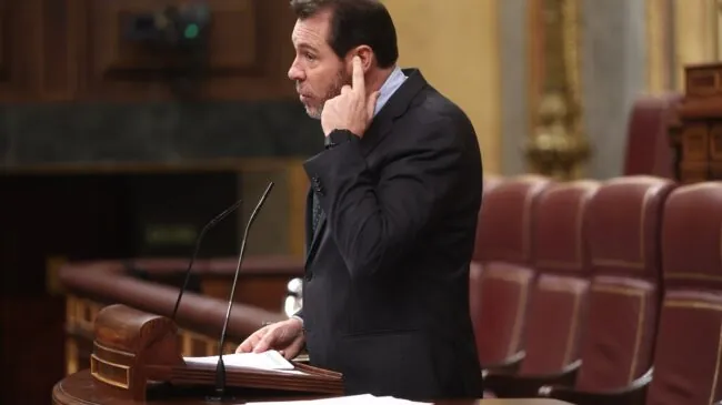 Puente prevé 15 años de problemas en el tren al lanzar Renfe su empresa de autobuses