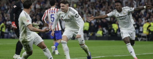 Vinicius comanda la remontada del Real Madrid ante el Atlético para seguir en la lucha por la liga