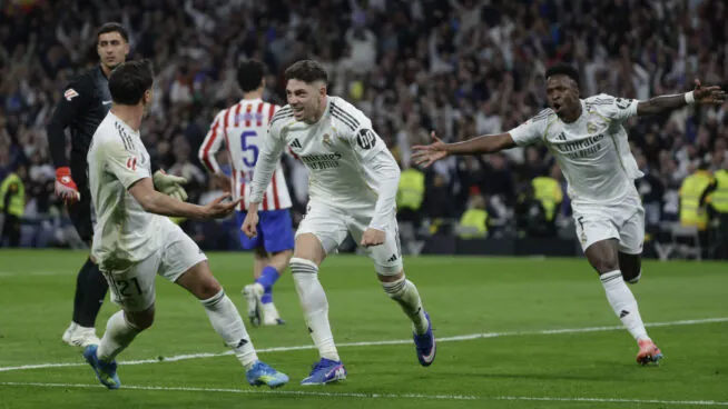 Vinicius comanda la remontada del Real Madrid ante el Atlético para seguir en la lucha por la liga