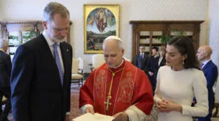 Por qué los Reyes han regalado al Papa una manta de lana merina: su mensaje 'made in Spain'