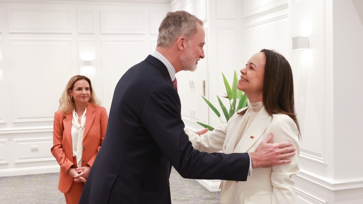 Felipe VI se reúne con María Corina Machado en la toma de posesión de Kast en Chile