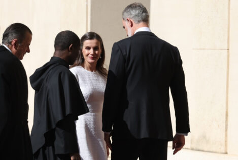 Letizia, fiel al 'privilège du blanc' con el Papa en Roma: luce el vestido 'tweed' perfecto que favorece su figura