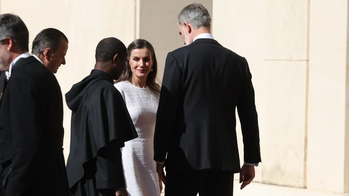 Letizia, fiel al ‘privilège du blanc’ con el Papa en Roma: luce el vestido ‘tweed’ perfecto que favorece su figura