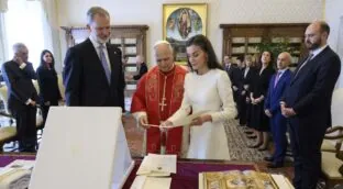 Los Reyes se reúnen con León XIV en su visita al Vaticano, con referencias al viaje a España