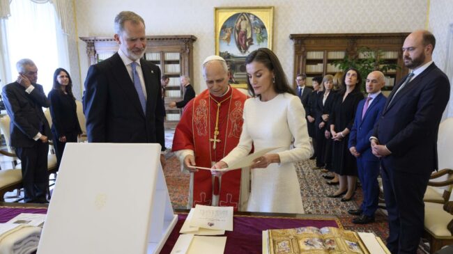 Los Reyes se reúnen con León XIV en su visita al Vaticano, con referencias al viaje a España