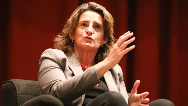 Dos tramas cercan a Teresa Ribera por la concesión de licencias cuando era ministra