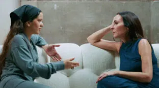 El lujoso sofá donde Rosalía se ha confesado sobre su fe: inspirado en un modelo italiano de Mario Bellini en 1970