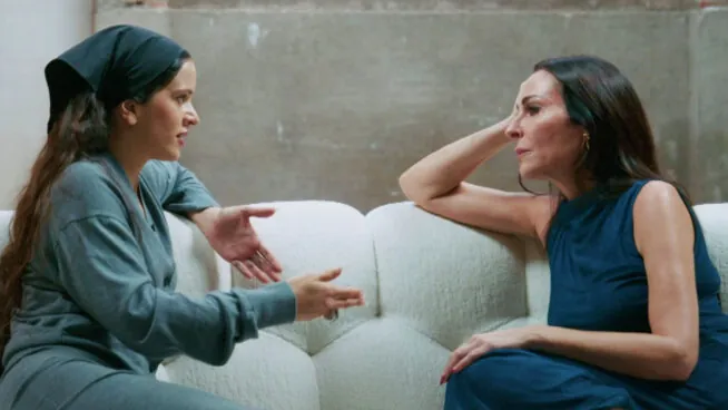 El lujoso sofá donde Rosalía se ha confesado sobre su fe: inspirado en un modelo italiano de Mario Bellini en 1970