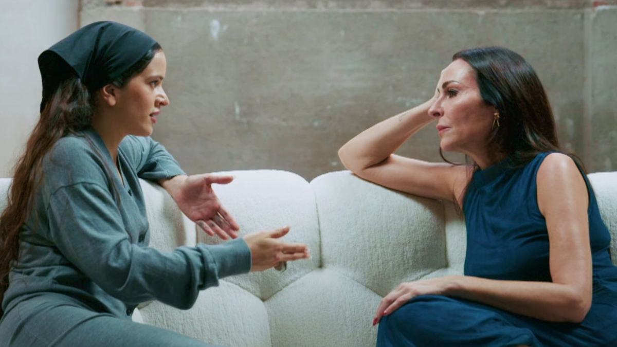 El lujoso sofá donde Rosalía se ha confesado sobre su fe: inspirado en un modelo italiano de Mario Bellini en 1970