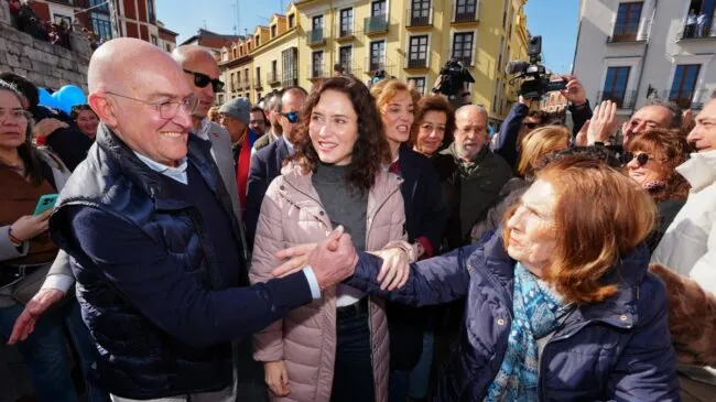 Ayuso dice que el PP va a «leer el diccionario» a Sánchez: «'s' de sobrinas y 'c' de cárcel»