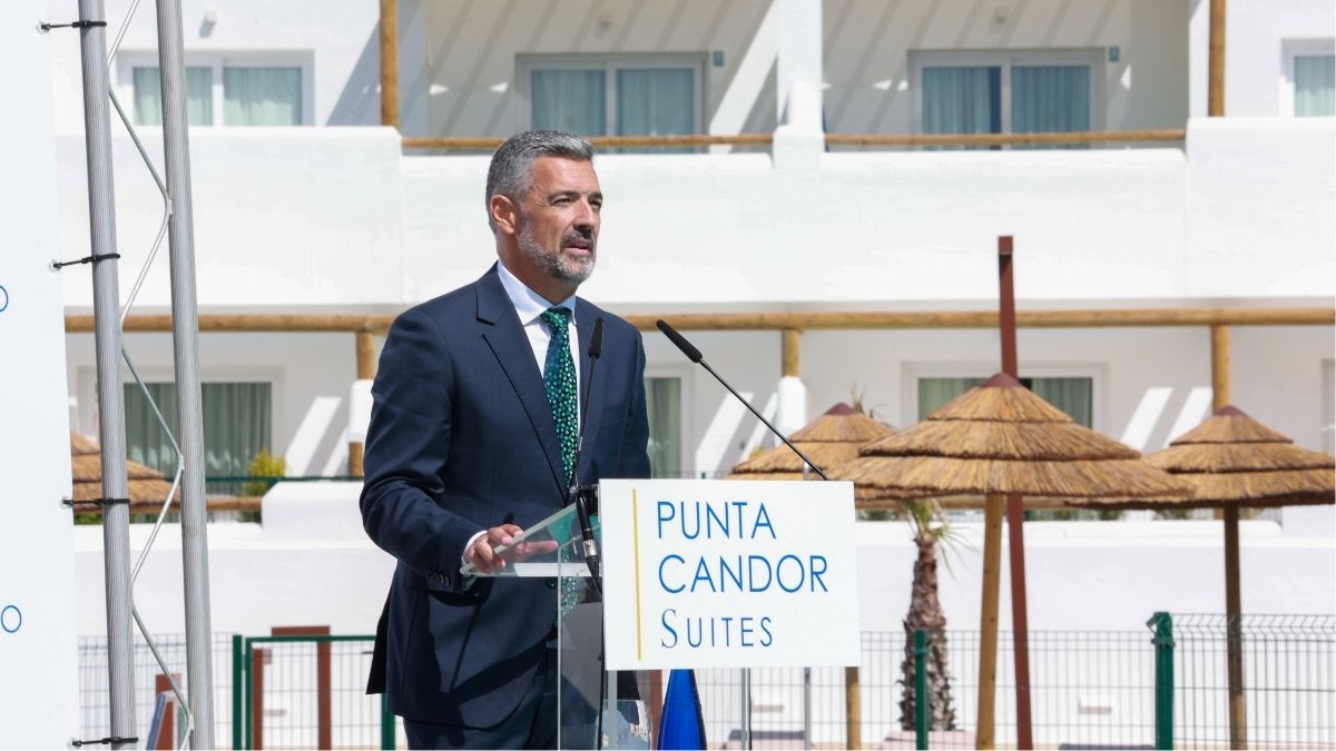 El alcalde de Rota: «Hay movimiento diario de aviones y barcos pero no sabemos a dónde»