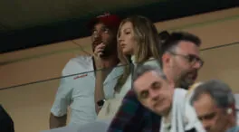 Ester Expósito no estuvo sola en el Bernabéu: quién es Sergio Momo, el actor madrileño de raíces brasileñas que la acompañó