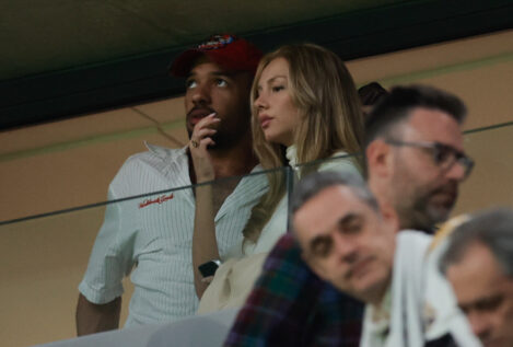 Ester Expósito no estuvo sola en el Bernabéu: quién es Sergio Momo, el actor madrileño de raíces brasileñas que la acompañó