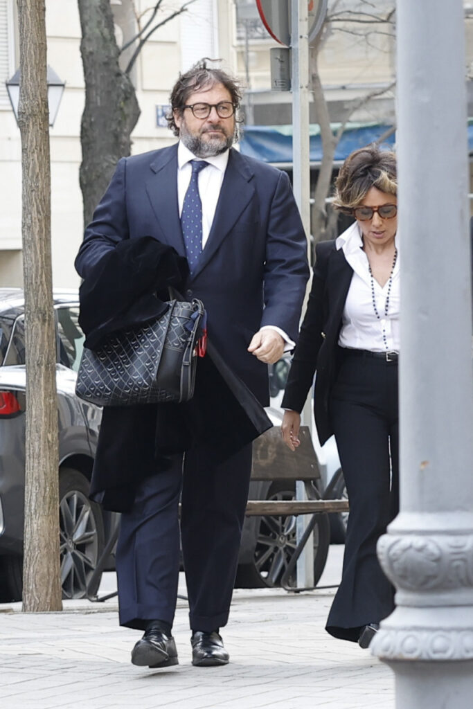 Sonsoles Ónega y Juan Montes llegando al velatorio de Fernando Ónega este 4 de marzo de 2026