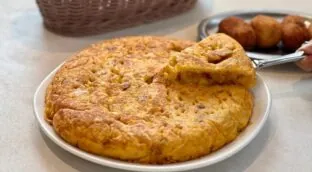 Tortilla de patata con cebolla confitada (y otra versión resultona y fácil para vagos)