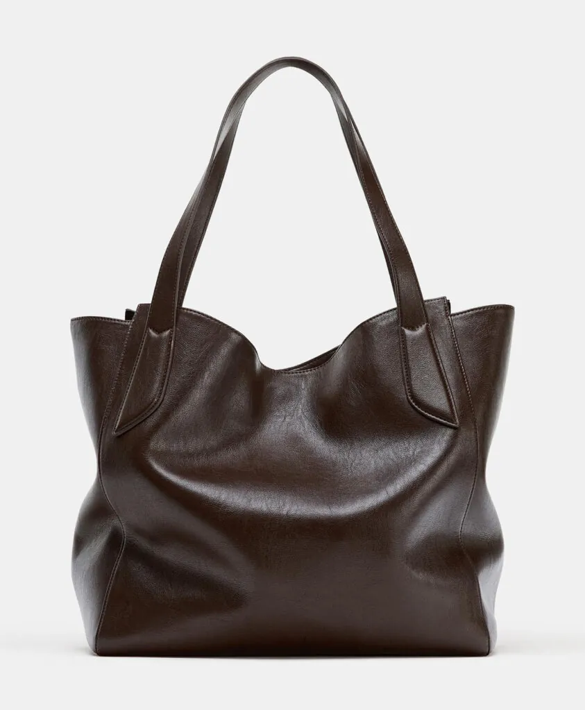 Bolso marrón con grandes asas de Zara. (PVP: 39.95€)