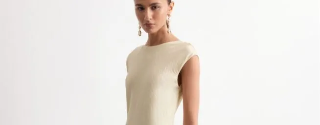 Este vaquero de Mango combina con cualquier color de camisa y se convierte en el básico imprescindible de la temporada que estiliza y nunca falla