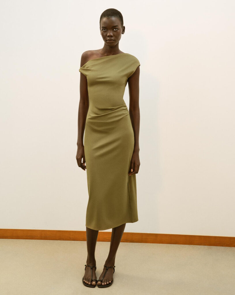 Vestido minimal en verde oliva de Zara. (PVP: 25.95€)