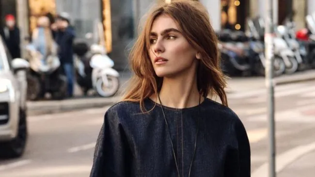 Acaban de llegar a Zara los vestidos cortos perfectos para llevar con botas altas esta primavera y que no pueden faltar en tu maleta de Semana Santa