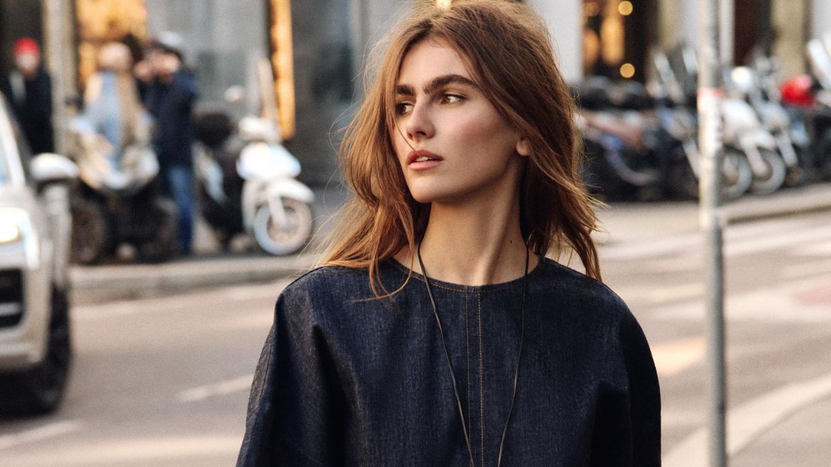 Acaban de llegar a Zara los vestidos cortos perfectos para llevar con botas altas esta primavera y que no pueden faltar en tu maleta de Semana Santa