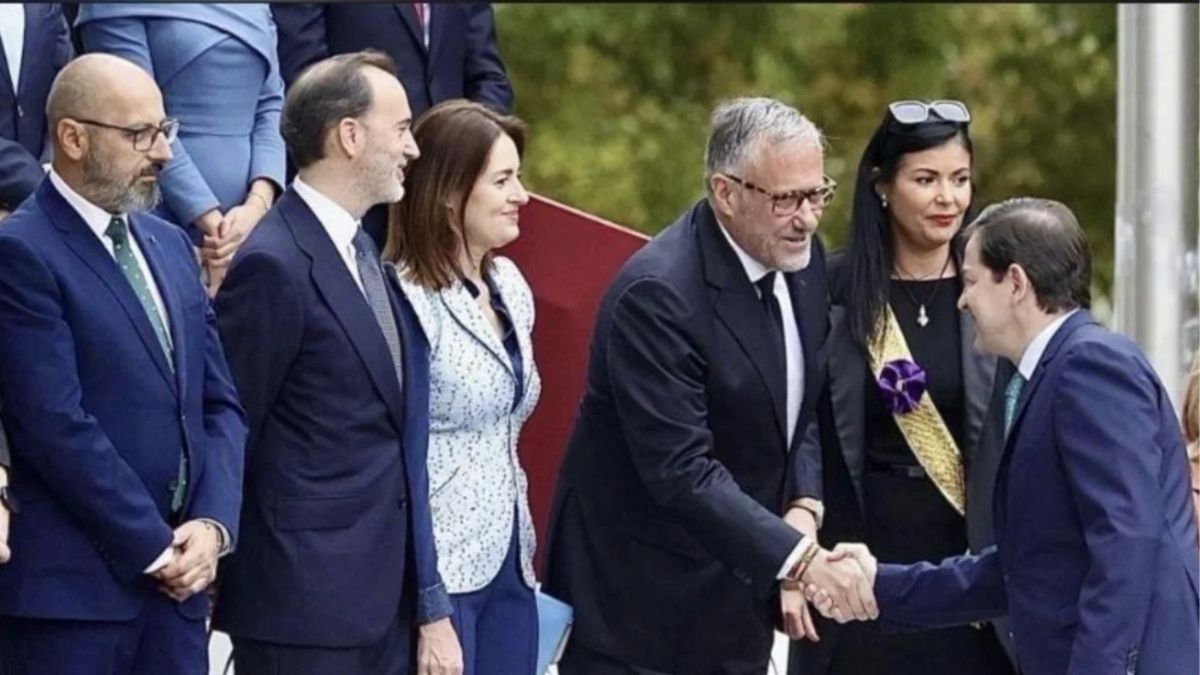 El candidato de Vox en Castilla y León ascendió a su pareja como presidente de las Cortes