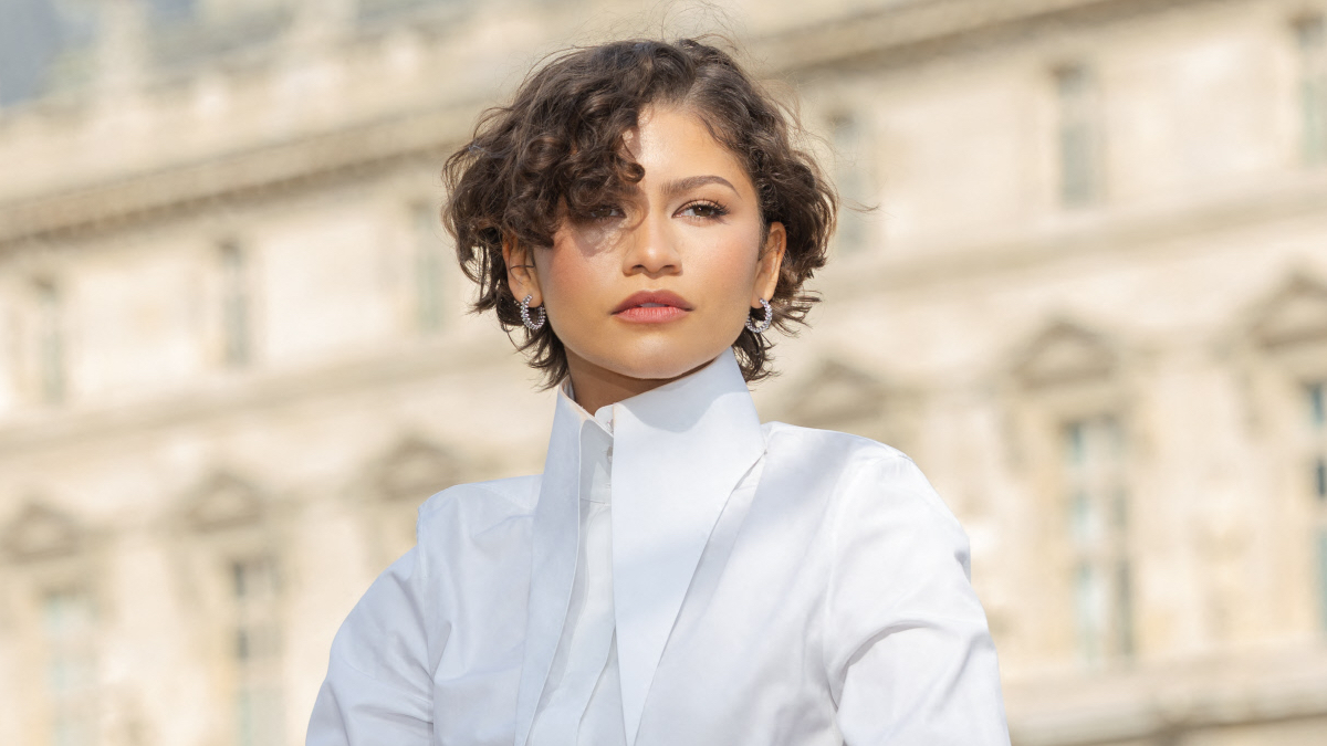 Zendaya reaparece en la Paris Fashion Week: su look blanco alimenta los rumores de su boda
