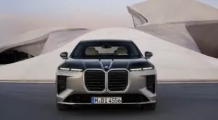 BMW Serie 7, el coche oficial de quien ya no toca botones