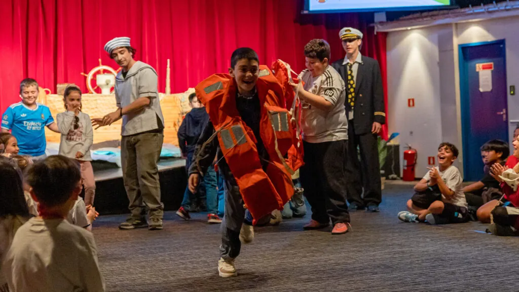 El barco acoge actividades culturales en su auditorio