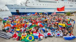 Así es la librería flotante más grande del mundo: 5.000 títulos y voluntarios sin sueldo