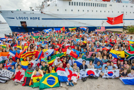 Así es la librería flotante más grande del mundo: 5.000 títulos y voluntarios sin sueldo