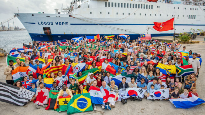 Así es la librería flotante más grande del mundo: 5.000 títulos y voluntarios sin sueldo