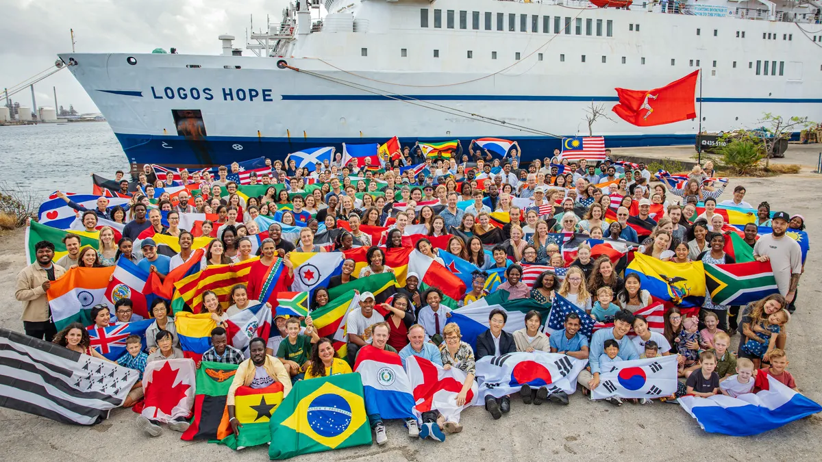 Así es la librería flotante más grande del mundo: 5.000 títulos y voluntarios sin sueldo