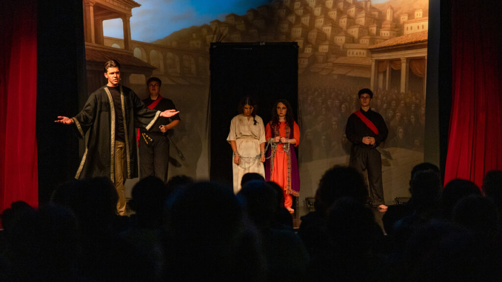 Los voluntarios realizan una representación artística