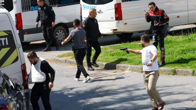 Varios heridos y muertos en un tiroteo en el consulado israelí en Estambul