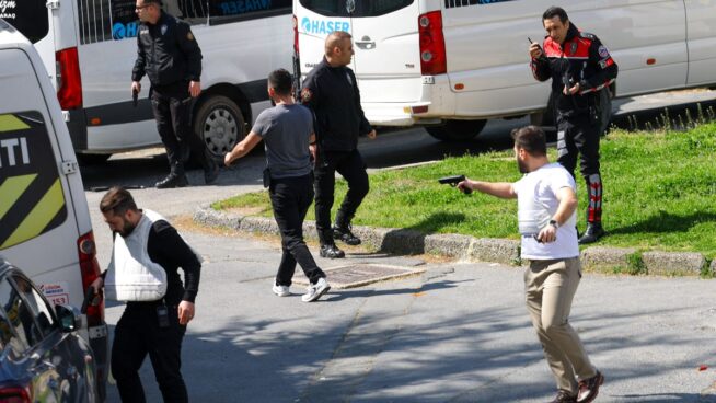 Un atacante muerto y dos heridos en un tiroteo ante el consulado israelí en Estambul